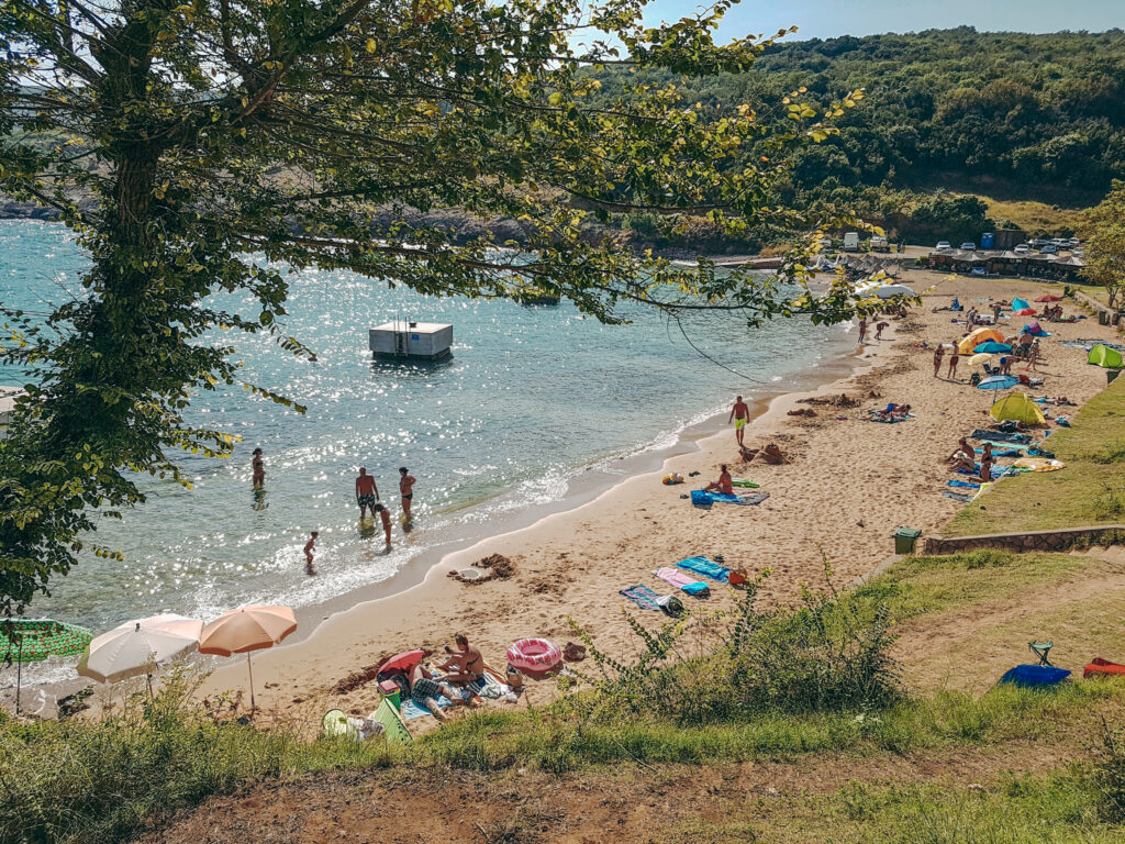 Piaszczysta zatoka z łagodnym wejściem do morza w regionie Kvarner