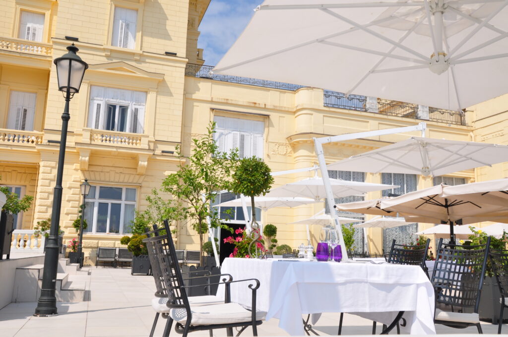 Elegancki taras restauracyjny przy zabytkowej willi w regionie Kvarner