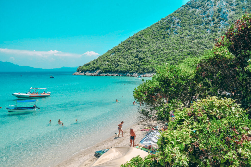 Turkusowa zatoka z plażą i łodziami na południu Chorwacji