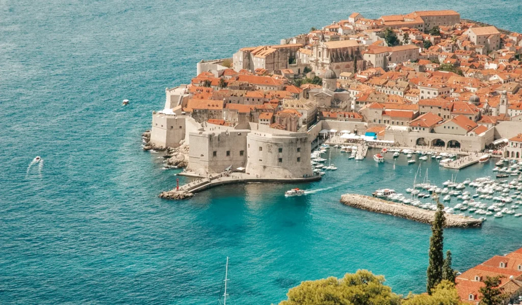 Panorama Starego Miasta w Dubrowniku z murami obronnymi i portem