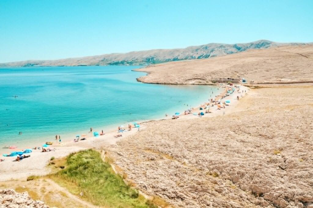 Plaża Ručica na wyspie Pag z turkusową zatoką i surowym krajobrazem