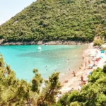 Jak zaplanować wakacje w Chorwacji z dziećmi. Przepiękna, bezpieczna zatoka z piaszczysto-żwirową plażą i krystalicznie czystą wodą idealną dla rodzin.