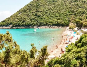 Jak zaplanować wakacje w Chorwacji z dziećmi. Przepiękna, bezpieczna zatoka z piaszczysto-żwirową plażą i krystalicznie czystą wodą idealną dla rodzin.