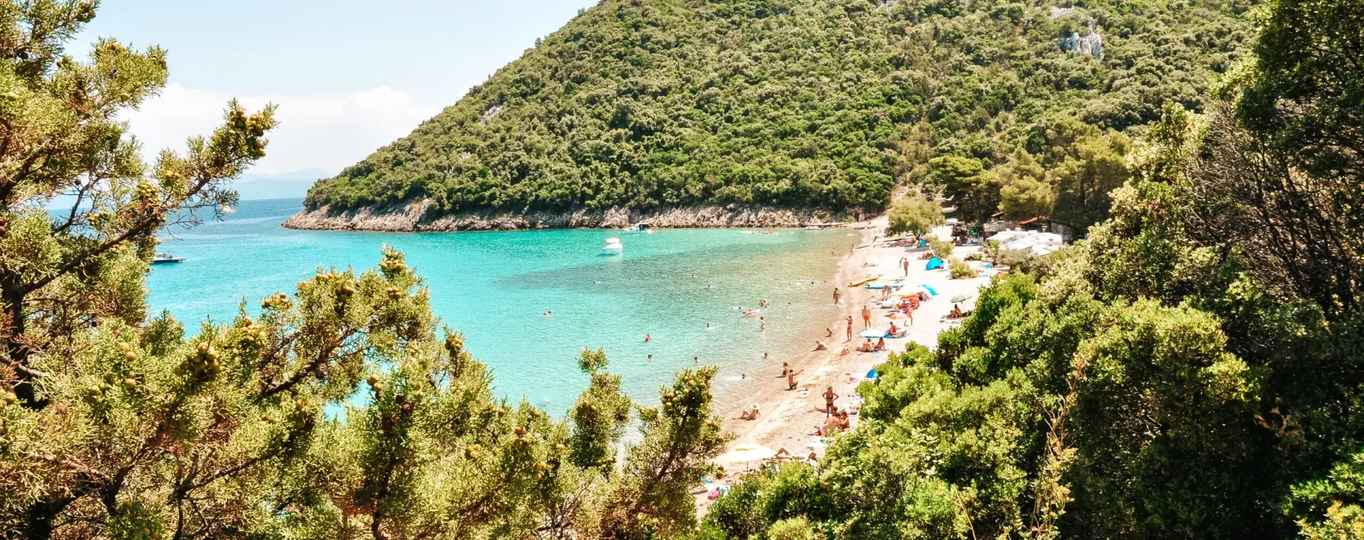 Jak zaplanować wakacje w Chorwacji z dziećmi. Przepiękna, bezpieczna zatoka z piaszczysto-żwirową plażą i krystalicznie czystą wodą idealną dla rodzin.